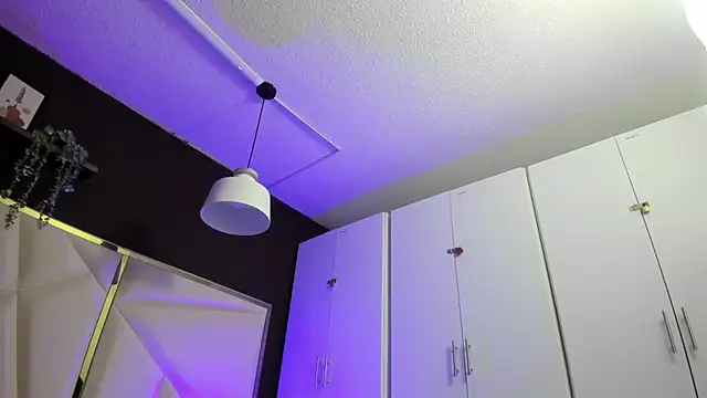 Snapshot of April_bowie chatting on October 29, 2025, 11:01 am April bowie online show from October 29, 2025, 11:01 am