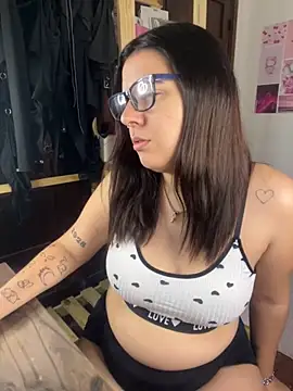 agoosvokk online show from October 5, 2025, 9:56 pm