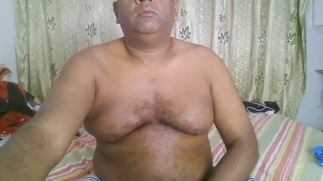 Snapshot of Beargryzzly chatting on January 1, 2025, 6:38 pm Beargryzzly online show from January 1, 2025, 6:38 pm