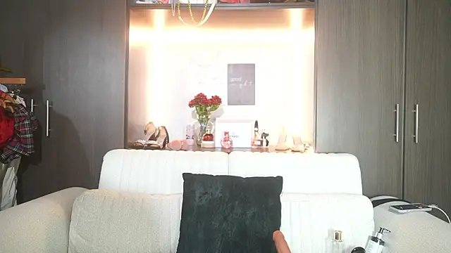 katlyn martins online show from June 14, 2026, 7:27 pm