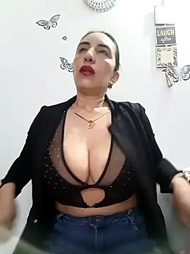 Snapshot of christine-x chatting on October 17, 2025, 11:02 am christine-x online show from October 17, 2025, 11:02 am