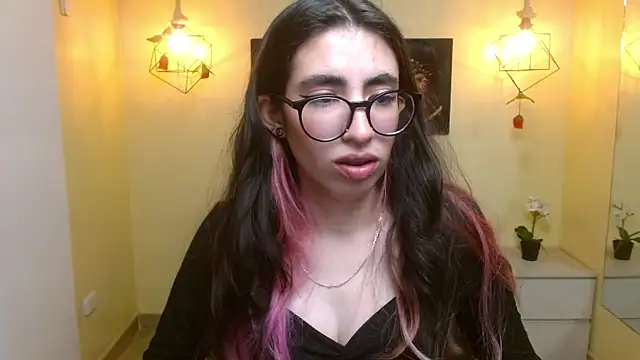 Snapshot of LenaRoses chatting on March 22, 2025, 7:31 pm LenaRoses online show from March 22, 2025, 7:31 pm