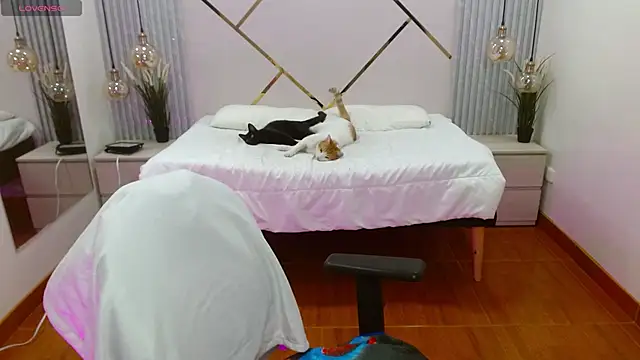 Snapshot of LenaRoses chatting on September 13, 2025, 8:19 pm LenaRoses online show from September 13, 2025, 8:19 pm