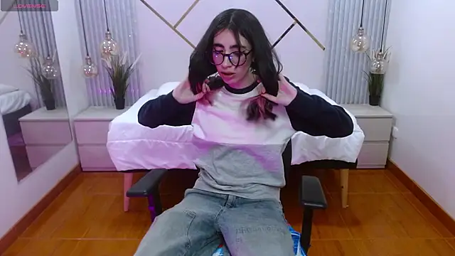 Snapshot of LenaRoses chatting on October 7, 2025, 8:06 pm LenaRoses online show from October 7, 2025, 8:06 pm