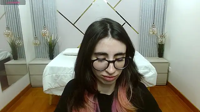 Snapshot of LenaRoses chatting on October 14, 2025, 8:31 pm LenaRoses online show from October 14, 2025, 8:31 pm