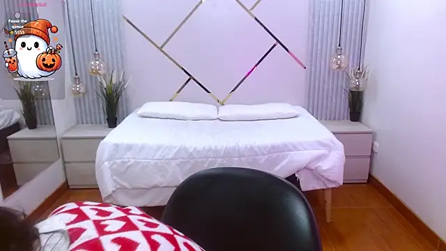 Snapshot of LenaRoses chatting on October 17, 2025, 7:49 pm LenaRoses online show from October 17, 2025, 7:49 pm