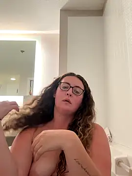 Snapshot of MaxxxyGirl chatting on October 23, 2025, 5:51 am MaxxxyGirl online show from October 23, 2025, 5:51 am