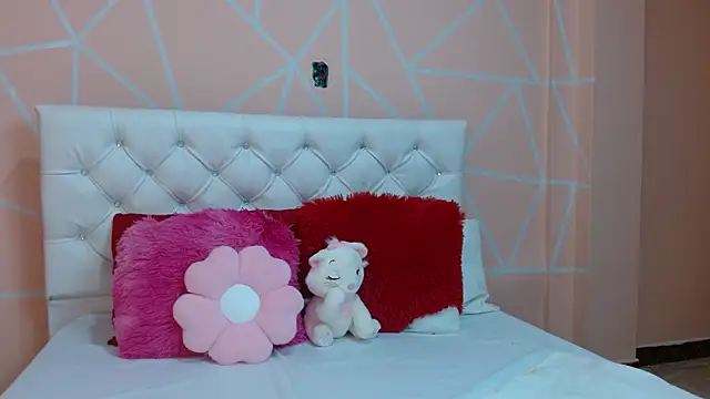 hantonella  online show from September 13, 2025, 7:35 pm