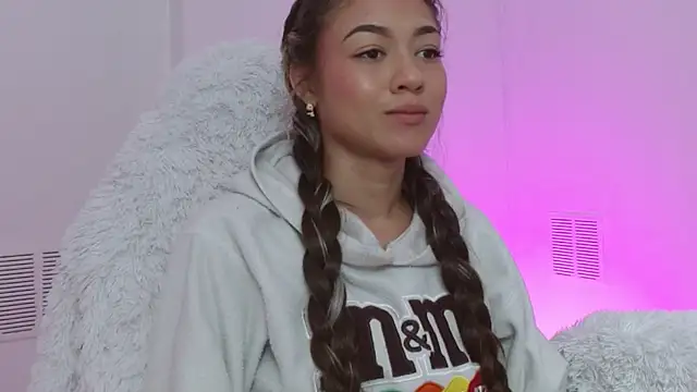 hantonella  online show from November 6, 2025, 1:23 pm