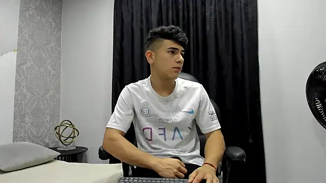 andrew rose  online show from December 17, 2024, 3:17 pm