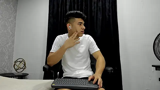 andrew rose  online show from December 23, 2024, 2:50 pm