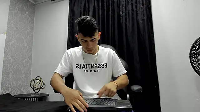 andrew rose  online show from December 25, 2024, 3:49 pm