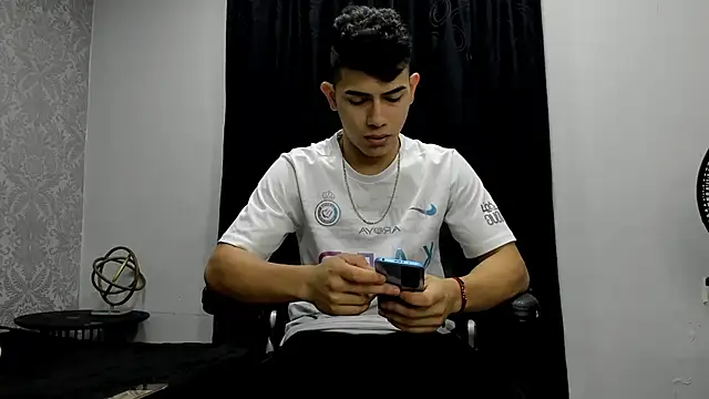 andrew rose  online show from December 30, 2024, 1:47 pm