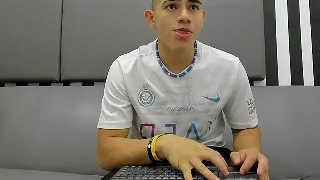 andrew rose  online show from February 5, 2025, 7:53 pm