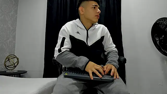 andrew rose  online show from February 13, 2025, 2:42 pm