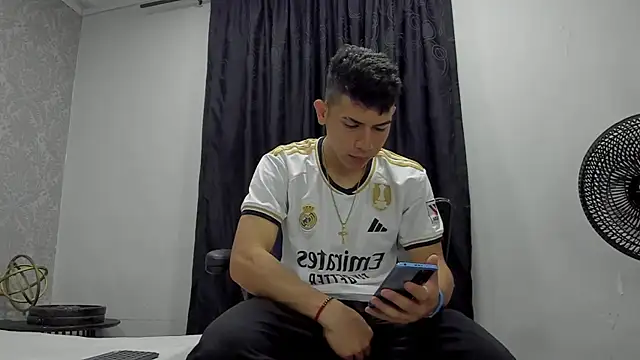 andrew rose  online show from February 26, 2025, 3:19 pm