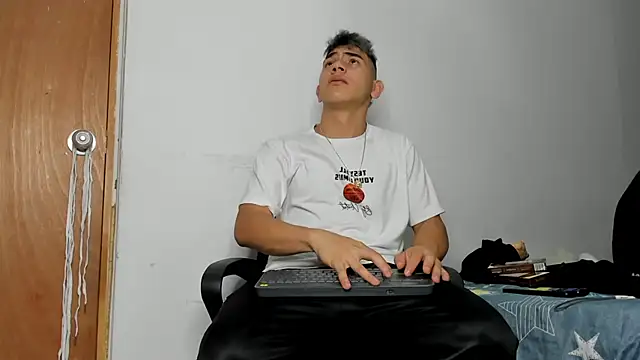 andrew rose  online show from December 21, 2025, 11:56 pm