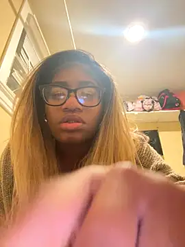 Snapshot of xDestineeXX chatting on November 5, 2025, 9:31 am xDestineeXX online show from November 5, 2025, 9:31 am