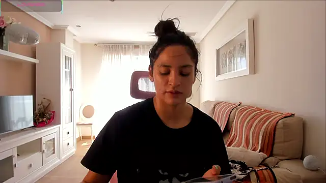 bella apont online show from September 15, 2025, 12:38 pm