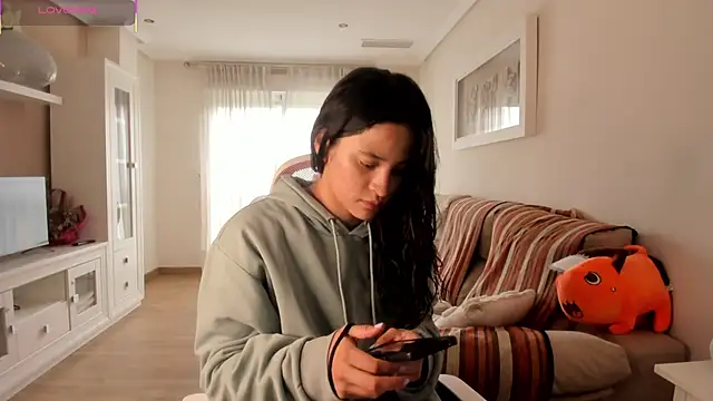 bella apont online show from November 24, 2025, 10:48 am