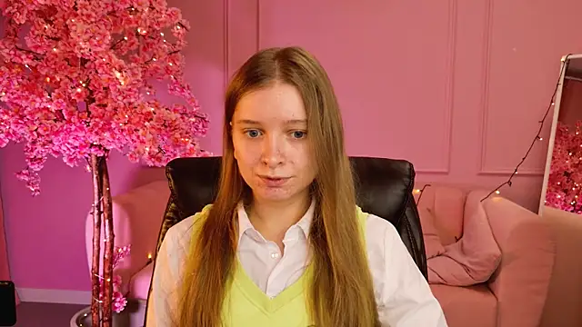 MayaSinabon online show from March 8, 2025, 9:17 am
