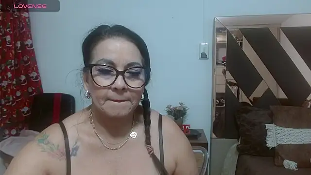 Snapshot of lindaesmeralda chatting on February 20, 2026, 11:00 am lindaesmeralda online show from February 20, 2026, 11:00 am