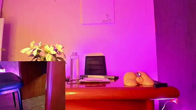 Snapshot of CharlotteScotte chatting on March 21, 2025, 11:55 am CharlotteScotte online show from March 21, 2025, 11:55 am