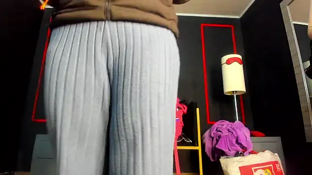 Snapshot of CharlotteScotte chatting on October 23, 2025, 11:20 am CharlotteScotte online show from October 23, 2025, 11:20 am