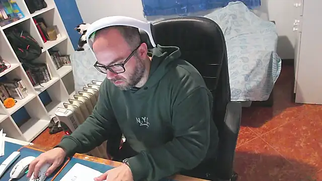 ravingr4d4 online show from February 16, 2026, 9:16 am