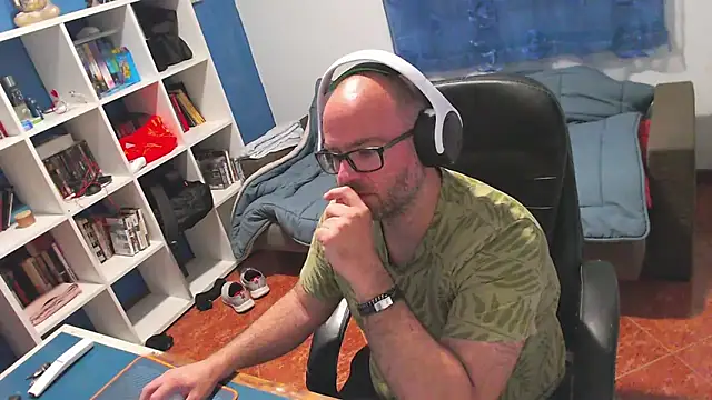 ravingr4d4 online show from May 4, 2026, 9:11 pm