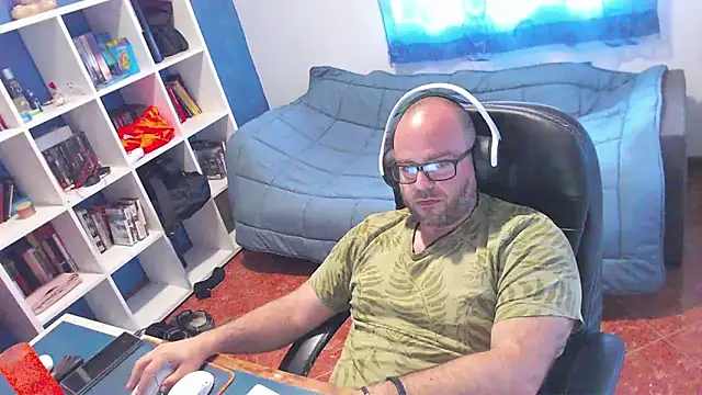 ravingr4d4 online show from May 5, 2026, 9:17 am