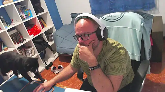 ravingr4d4 online show from May 5, 2026, 9:23 pm