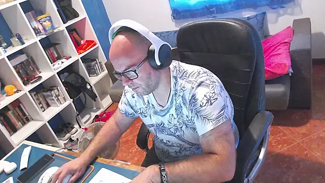 ravingr4d4 online show from June 17, 2026, 8:06 am