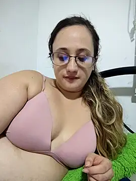 Snapshot of Karol_and_David_hotcouple chatting on January 8, 2025, 1:00 am Karol and David hotcouple online show from January 8, 2025, 1:00 am