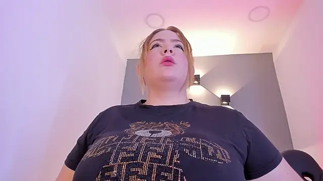 Snapshot of sophiarossee_ chatting on January 7, 2025, 1:14 pm sophiarossee  online show from January 7, 2025, 1:14 pm
