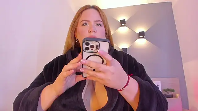 Snapshot of sophiarossee_ chatting on January 28, 2025, 6:28 pm sophiarossee  online show from January 28, 2025, 6:28 pm