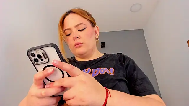 Snapshot of sophiarossee_ chatting on February 15, 2025, 1:27 pm sophiarossee  online show from February 15, 2025, 1:27 pm