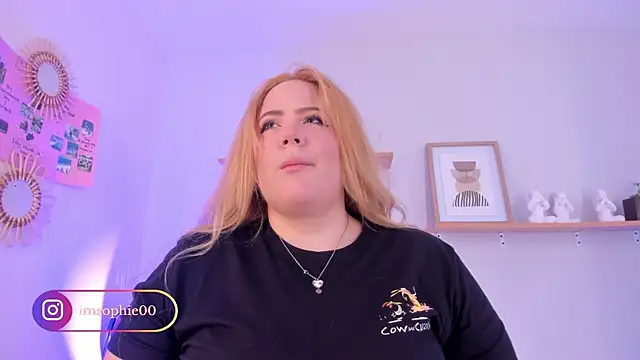 Snapshot of sophiarossee_ chatting on March 22, 2025, 11:21 am sophiarossee  online show from March 22, 2025, 11:21 am