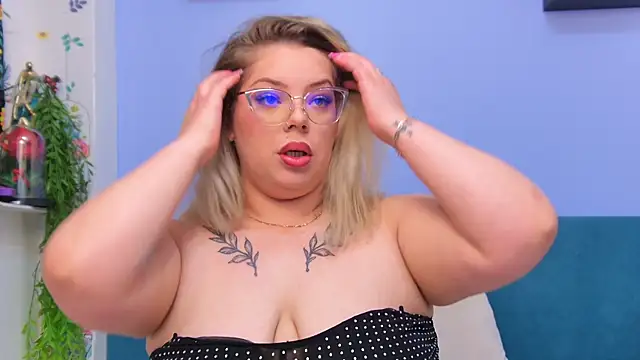 Snapshot of moon_cake chatting on October 6, 2025, 4:54 am moon cake online show from October 6, 2025, 4:54 am