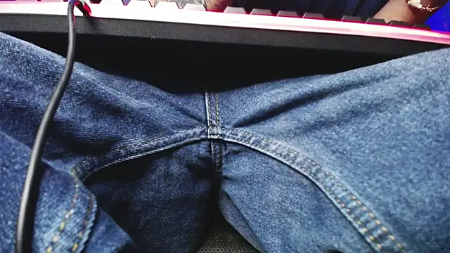 zacwatson  online show from September 23, 2025, 2:14 am