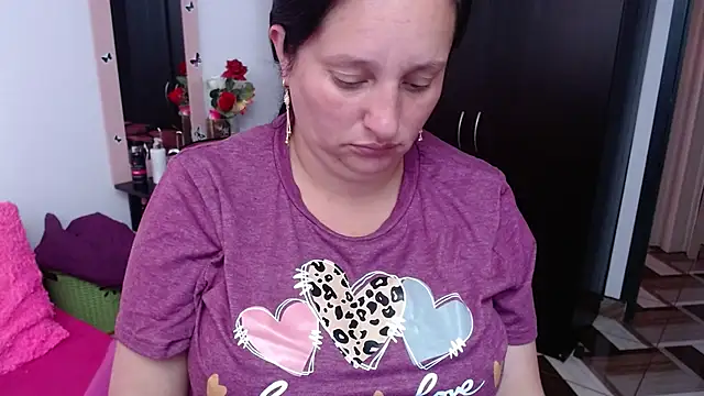 Snapshot of CristialJones_ chatting on October 6, 2025, 2:47 pm CristialJones online show from October 6, 2025, 2:47 pm