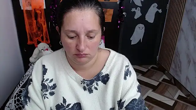 Snapshot of CristialJones_ chatting on October 29, 2025, 12:51 pm CristialJones online show from October 29, 2025, 12:51 pm