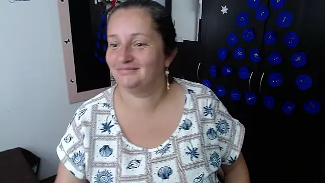 CristialJones  online show from December 18, 2025, 2:45 pm