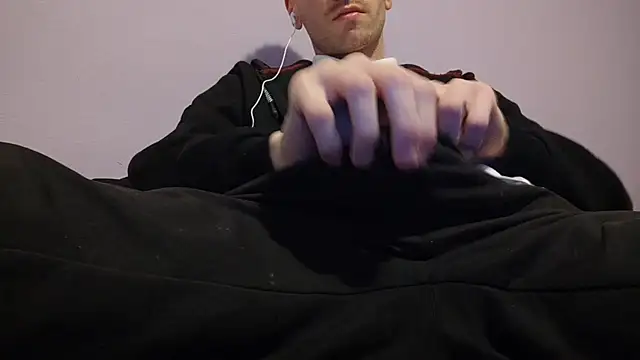 Snapshot of _Hocthus_ chatting on February 9, 2025, 6:37 pm Hocthus online show from February 9, 2025, 6:37 pm