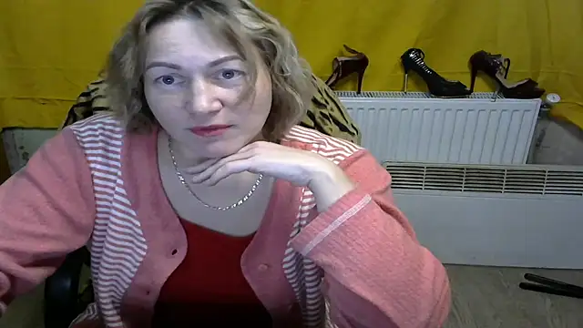wLESLYMOSw online show from January 28, 2025, 8:04 pm