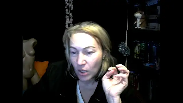 wLESLYMOSw online show from October 31, 2025, 5:14 pm