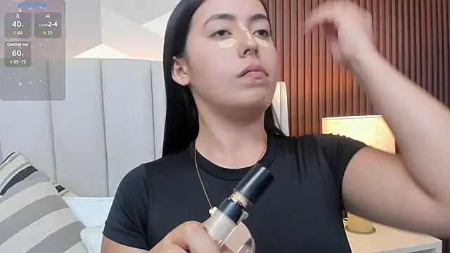 Julietasantos   online show from May 7, 2026, 6:24 pm
