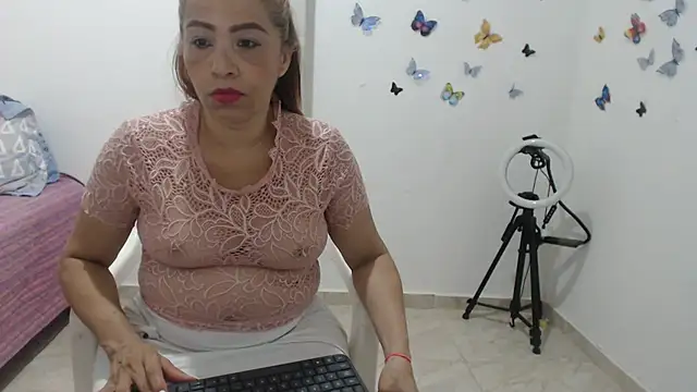 Snapshot of madonna101 chatting on October 14, 2025, 7:03 pm madonna101 online show from October 14, 2025, 7:03 pm