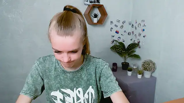 AliceFlirtt  online show from September 18, 2025, 8:27 am