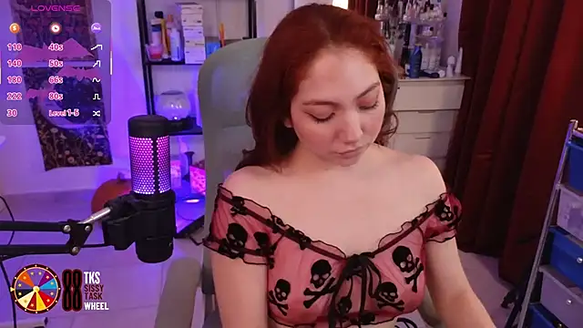 Snapshot of LilyVelvett chatting on October 21, 2025, 3:07 am LilyVelvett online show from October 21, 2025, 3:07 am